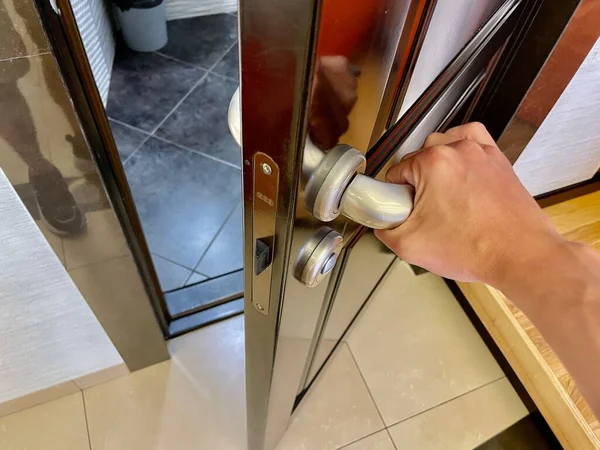 Handen Håller Ett Dörrhandtag Man Hand Med Lås Köket — Stockfoto