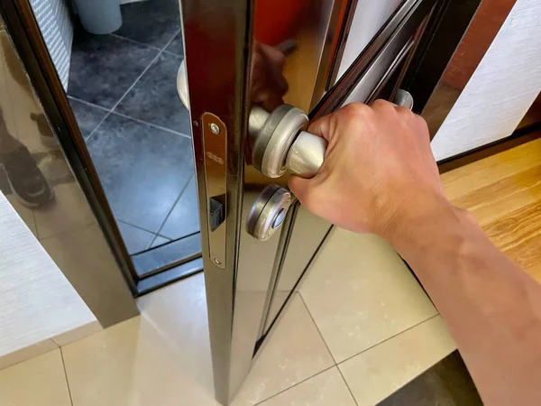 Рука Держит Дверную Ручку Мужчина Рука Замком Кухне — стоковое фото