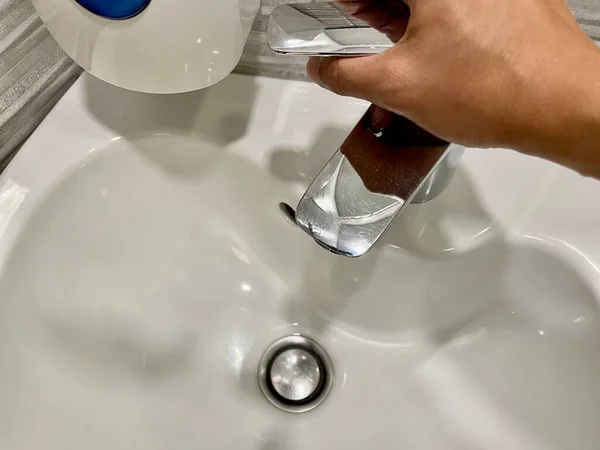 Ręka Mężczyzny Trzymająca Kran Wodą Mycie Rąk Mydłem Zlew Woda — Zdjęcie stockowe