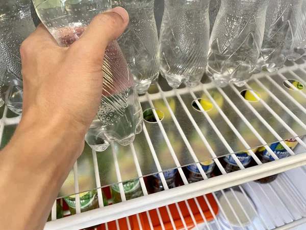 Ręka Mężczyzny Trzyma Plastikową Butelkę Wody Zbliżenie Ręki Trzymającej Szklankę — Zdjęcie stockowe