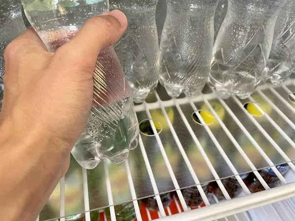 Mão Homem Segura Uma Garrafa Água Plástico Close Uma Mão — Fotografia de Stock