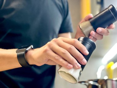 Yemek pişirmek. Bulaşıklar için tuz ve biber. Yemekler için baharatlar..