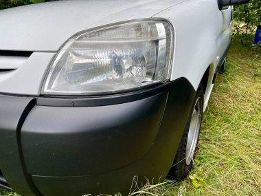 Arabanın ön tarafına. araba farları.