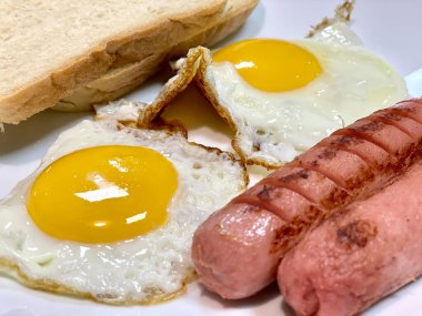 Sosisli sahanda yumurta.