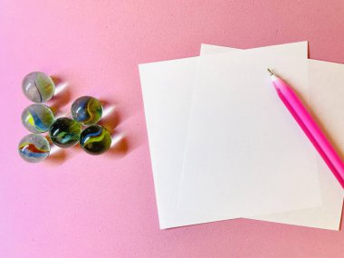 Notlar için boş sayfa. Beyaz liste. kalem ile çarşaf.