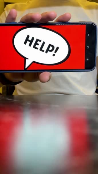 Segítsenek Segíts Felszállni Fickó Kezében Tartja Telefont — Stock videók