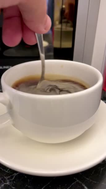 Weiße Tasse Kaffee Americano Zucker Umrühren — Stockvideo
