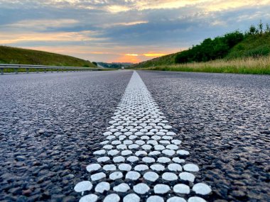 Yol. Gün batımında yol. Otoyol. Ayrılma şeridi yolda. Yolun güzel manzarası.