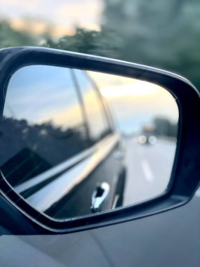 Araba yollarda. Dikiz aynası. Araba hareket halinde. Araba geçiyor. Otoyol. Araba hareket halinde..