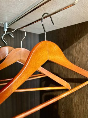 Ahşap askılı bir gardırobun dikey görüntüsü.