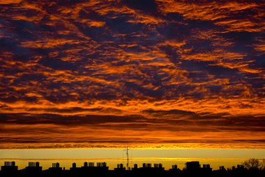 Gökyüzü kırmızı bulutlarla kaplı, gün doğumunda