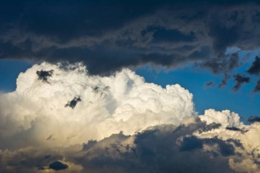Fırtına bulutları mavi gökyüzü üzerinde