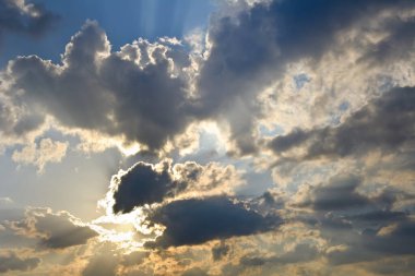 Bulutlu ve güneşli mavi gökyüzü