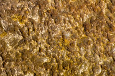 Açık sülfür madeninden çıkarılmış kaya.