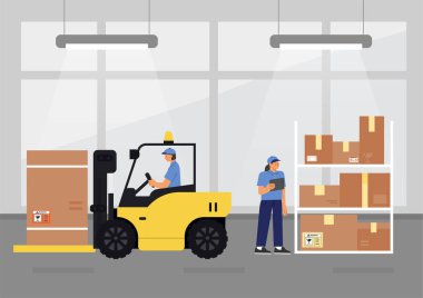 Çeşitli boyutlarda teslimat kutuları bir depoda duruyor. Bir forklift büyük bir kutuyu taşıyor ve başka bir çalışan onu kontrol ediyor..