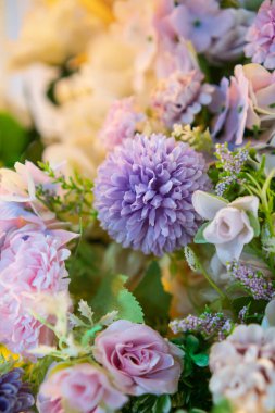 Düğün çiçekleri, gelin buketi yakın plan. Güllerden, şakayıklardan ve dekoratif bitkilerden yapılmış dekorasyon, yakın plan, seçici odak, hiç kimse, nesneler