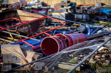 İnşaat alanı enkazı siyah beyaz