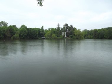 Gölü ve nehri olan güzel bir manzara