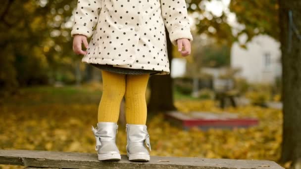 Podzimním Parku Usměvavému Dítěti Přiblíží Nohy Oranžových Punčocháčích Happy Childhood — Stock video