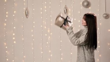 Neşeli Güzel Kadın Hediye Kutusunu Atar ve Yakalar, Kız İçin Noel Hediyesi, Noel Arkaplanı