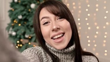 Mutlu Bir Kadının Portreleri Web Kamerasıyla Yeni Yıl Kutlamaları Gönderiyor. Çevrimiçi İletişim Video Görüşmeleri Bir Noel Ağacı ve Işıklarının Arkaplanında.