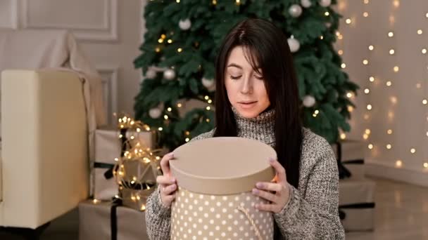 Close Attractive Girl Opens Gift Which Shine Breaks Background Christmas — Stock Video