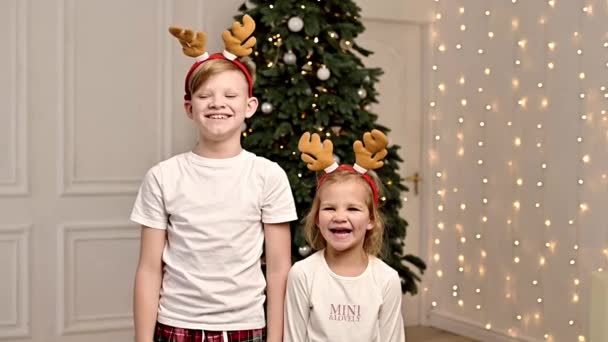Pair Gleeful Kids Scampering Lounge Sleepwear Close Xmas Tree — Stock Video