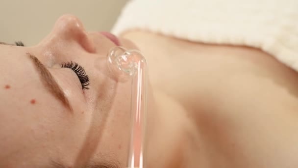Kosmetička Kosmetolog Dělá Zákrok Frakční Mikrojehly Mezoterapie Dermapen Hardwarová Kosmetika — Stock video