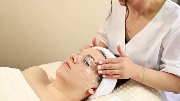 专业的面部皮肤护理 超声波清洁由专业的美容师 面部清洁的特写 — 图库视频影像