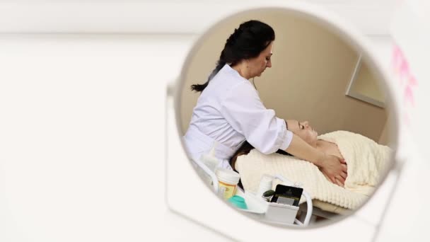 Professionele Massage Wit Meisje Met Mooi Haar Ligt Massage Therapeuten — Stockvideo