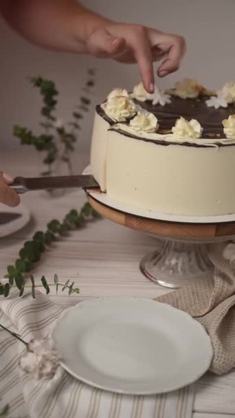 白い背景に隔離されたイチゴケーキを提供するペストリーシェフ — ストック動画