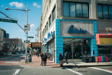 Jamaika, Queens, New York 'ta gökkuşağı mağazası tabelası