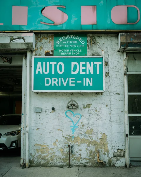 Auto Dent Collision Vintage Sign Brooklyn New York — Stock fotografie