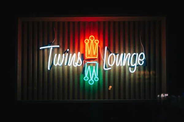 Сувенірний Знак Twins Lounge Vintage Neon Вночі Грінпойнті Бруклін Нью — стокове фото