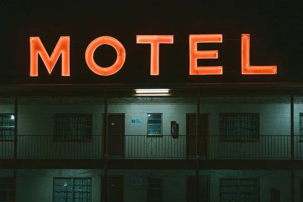 Вывеска Мотеля Neon Ночью Уоррентон Вирджиния — стоковое фото