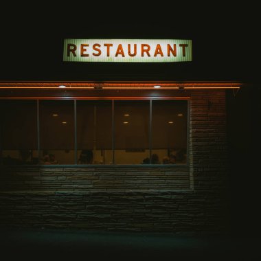 Güney Mutfağı Restoranı tabelası, gece, New Market, Virginia