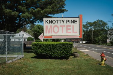 Knotty Pine Motel vintage tabelası, Salisbury, Massachusetts