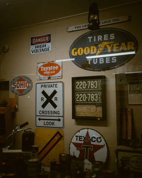 Коллекция Старинных Знаков Витрине Магазина Кингспорт Теннесси — стоковое фото