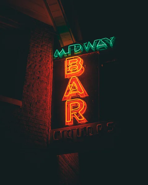 ミッドウェイ タバーンの夜のヴィンテージネオンサイン ハノーバー ペンシルベニア州 — ストック写真