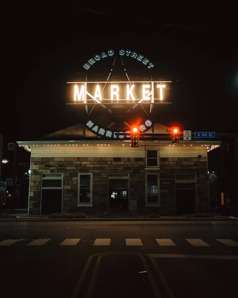 Broad Street Market Винтажный Неоновый Знак Ночью Гаррисбург Пенсильвания — стоковое фото
