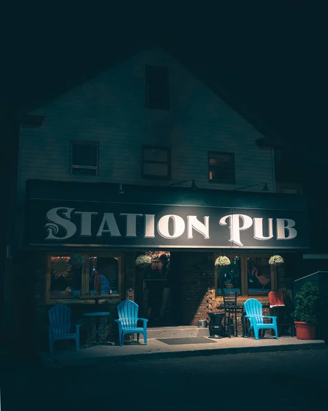 Знак Станції Паб Вночі Сайвілл Нью Йорк — стокове фото