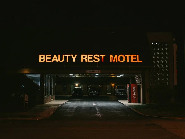 Beauty Rest Motel Sign Night Edison New Jersey — Foto de Stock