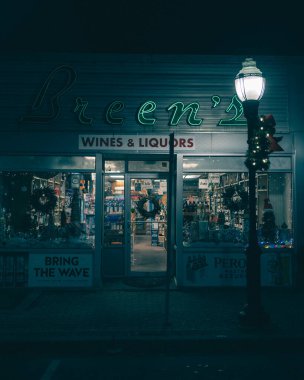Breens Wines & Liquors vintage neon sign at night, Cranford, New Jersey