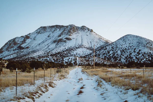 Väg Och Snöiga Berg Magdalena New Mexico — Stockfoto