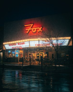 Karlı bir gecede Fox Tiyatrosu 'nun klasik neon tabelası, Boulder, Colorado