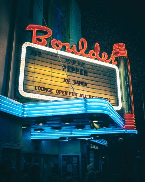 科罗拉多州博尔德市一个大雪的夜晚 博尔德剧场霓虹灯的招牌 — 图库照片