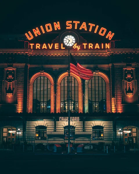 Union Station vintage neon tabelası gece, Denver, Colorado