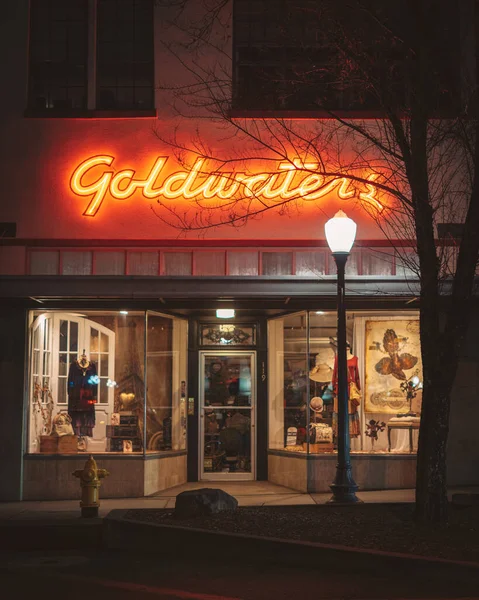 Goldwaters Винтажный Неоновый Знак Ночью Прескотт Аризона — стоковое фото