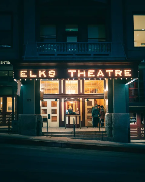 亚利桑那州普雷斯科特Elks剧场夜晚的老式霓虹灯标志 — 图库照片