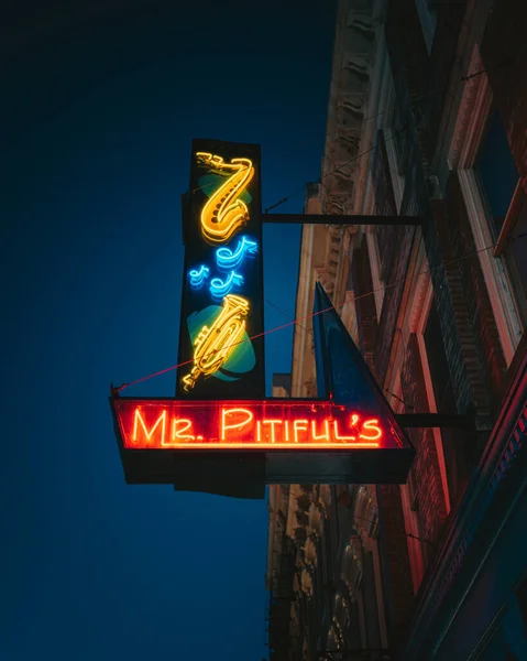 Знак Містера Пітіфулса Вночі Овер Рейні Цинциннаті Огайо — стокове фото